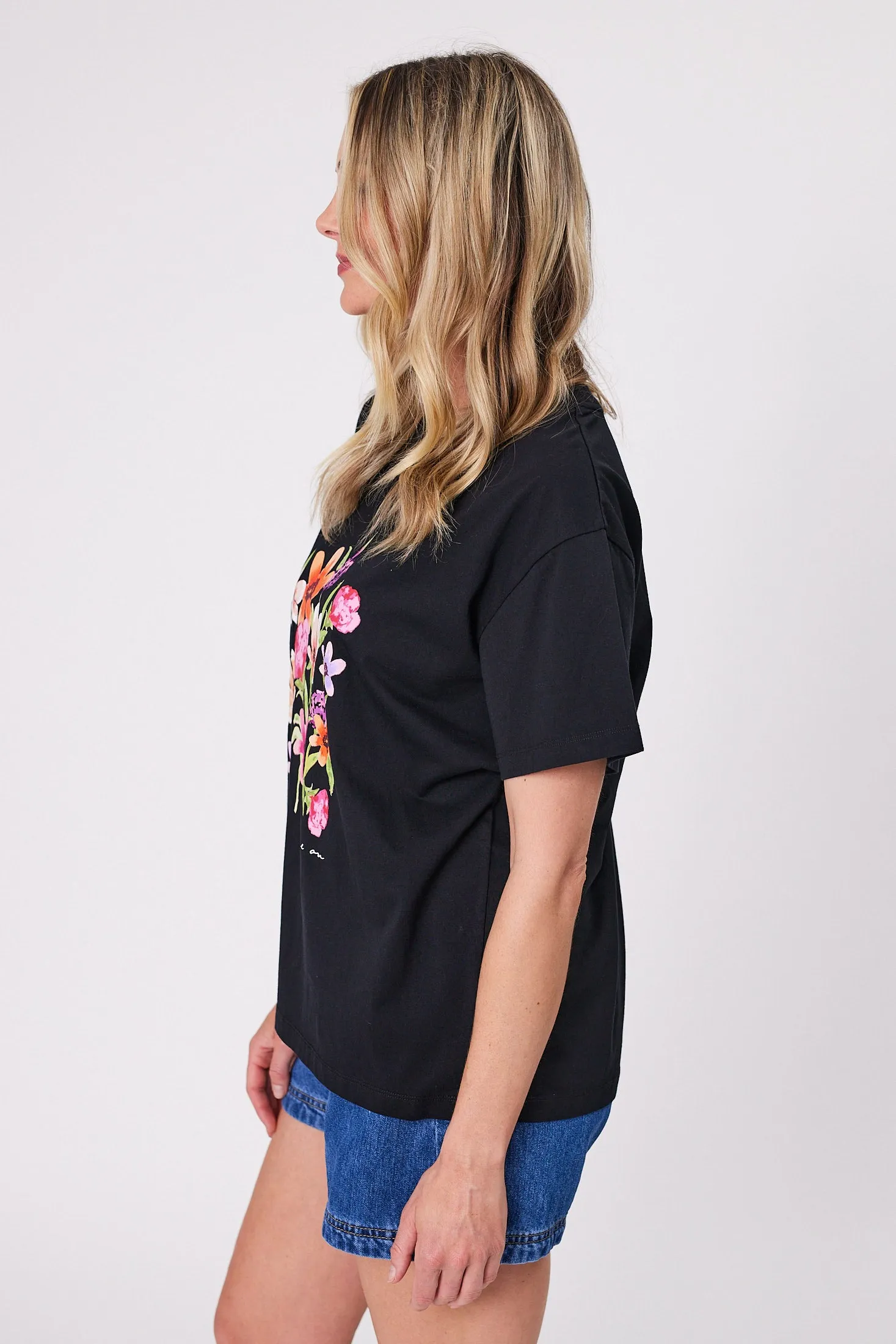 Shine On Label Floral Fantasy Tee Washed Black